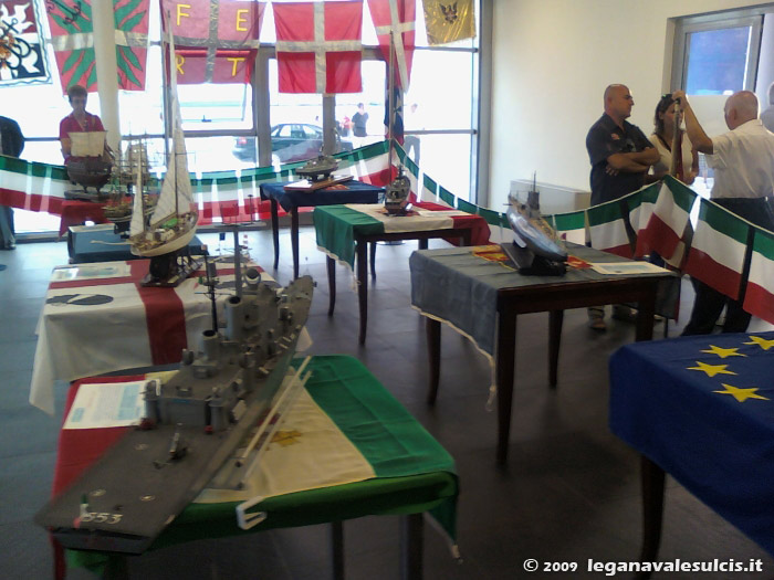 Esposizione di modellini di navi da guerra e portaerei della Marina Militare