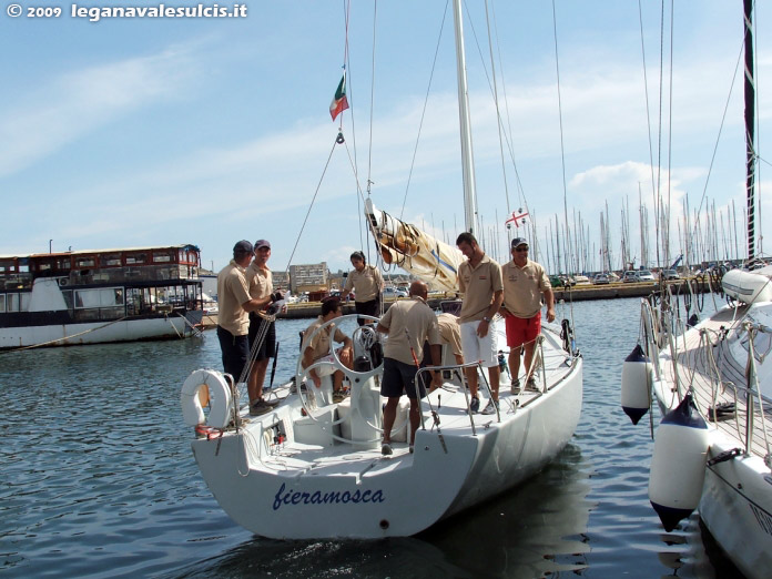 Fieramosca si allontana da Su Siccu per raggiungere le altre barche che parteciperanno alla regata.