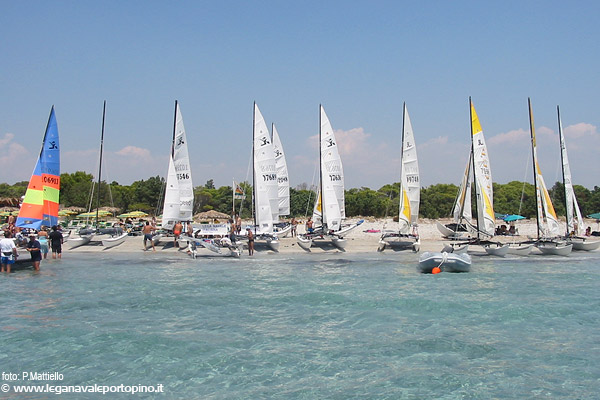 Gli equipaggi armano gli hobie