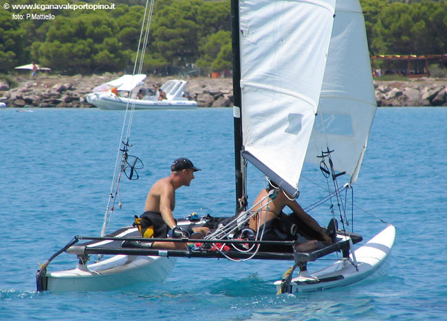 Ogni anno almeno un membro della famiglia Nenna viene a Porto Pino per la regata. Quest'anno c'era Simone, con Alessandra Mereu a prua.